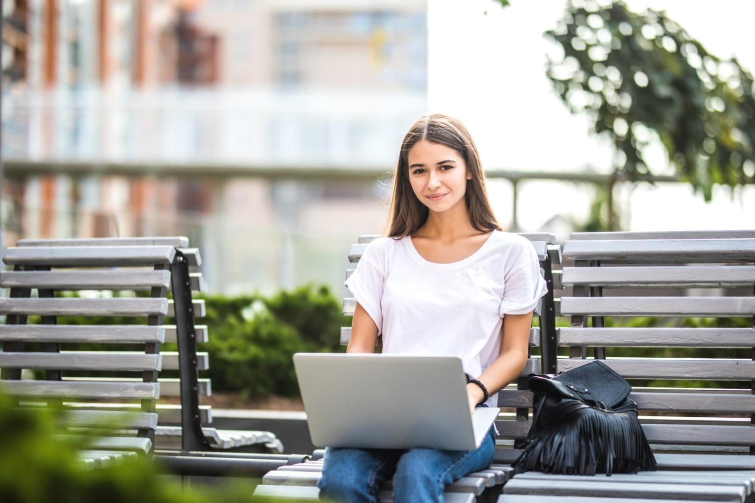 Environnement professionnel de formation financière avec outils d'analyse modernes